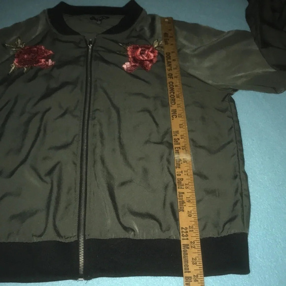WEST KIE silky soft bomber jacket olive green zip up embroidered roses size L - Picture 8 of 9